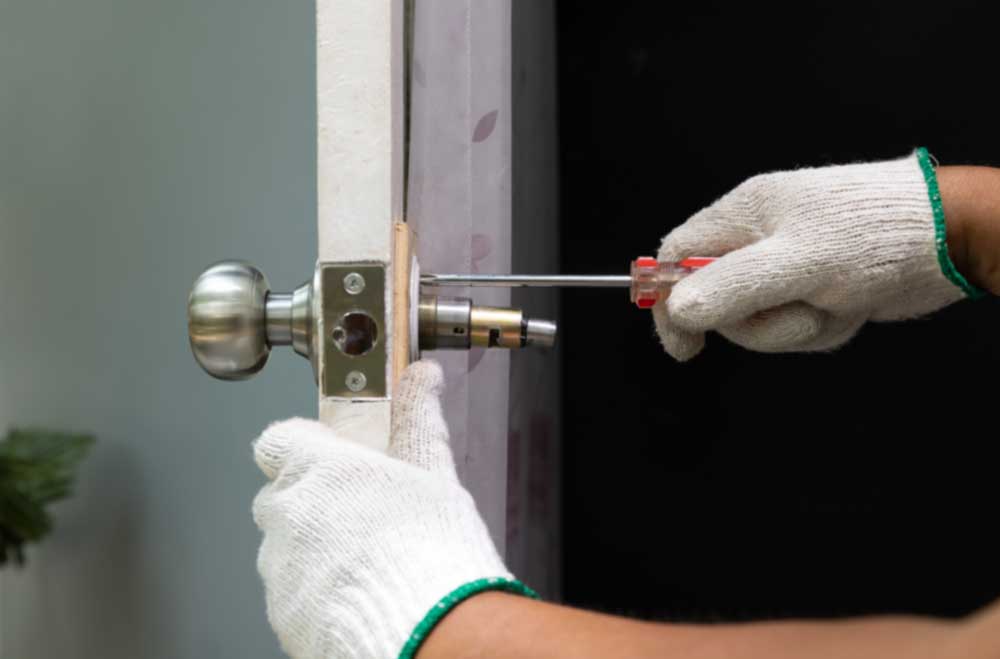 locksmith removing door handle