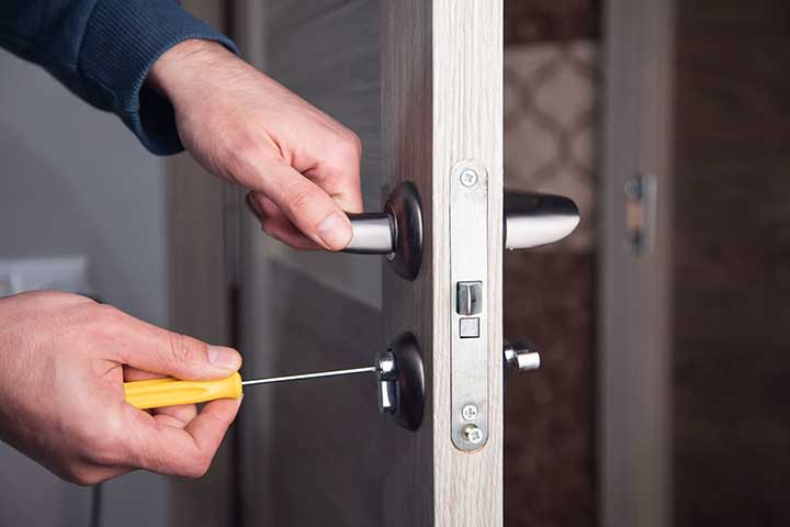 central London locksmith fixing euro cylinder